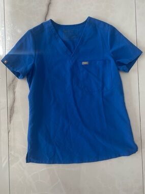 Figs Women’s Short Sleeve V-Neck Top in Royal Blue